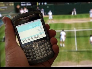 بعد عرض فيلم عنه بمنتدى الشباب.. تعرف على الـ فومو: مرض العصر