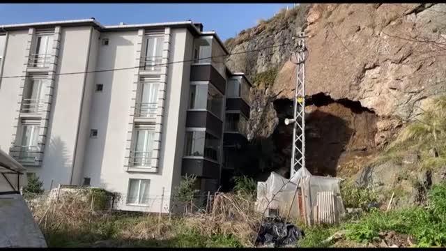 Heyelan nedeniyle 3 katlı bina boşaltıldı (2)