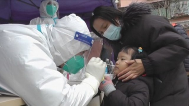 China marcó hoy, con 182 positivos, su récord de nuevos casos de coronavirus SARS-CoV-2 en lo que va de año pese a la política de tolerancia cero y duras medidas de prevención que mantiene el país asiático.