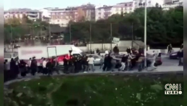 İki aile birbirine saldırdı... Cadde savaş alanına döndü