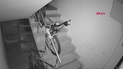 Son dakika haberi | AYAKKABI HIRSIZLIĞI ŞÜPHELİLERİ KAMERADA