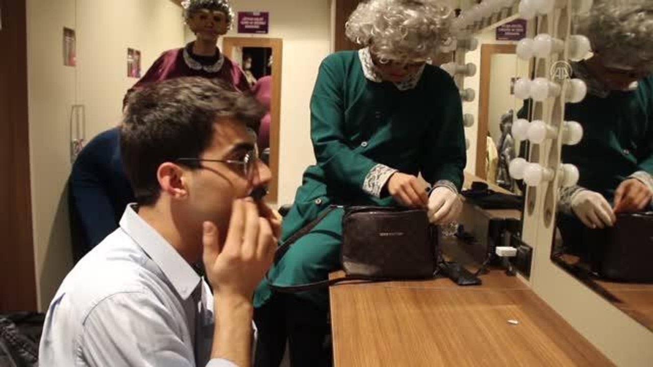 Tiyatro öğrencileri kurdukları tiyatro laboratu...