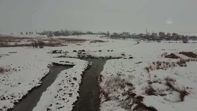 Donan Beyşehir Gölü'ndeki adada tek başına kalan ata tekneyle yem taşıdılar