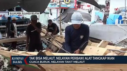 Tak Bisa Melaut, Nelayan Perbaiki Alat Tangkap Ikan
