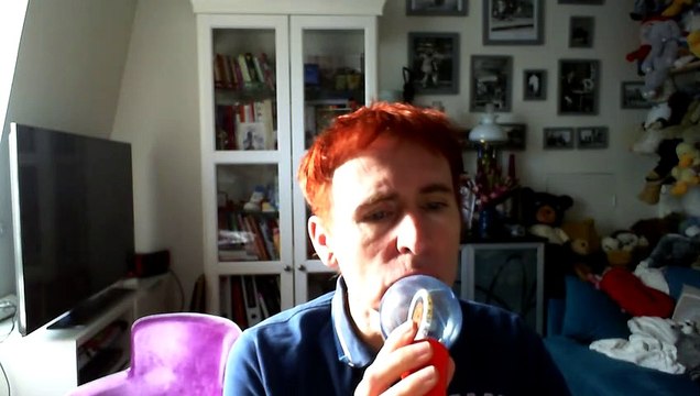 Wiwi égratigne les anges dans des robes rouges