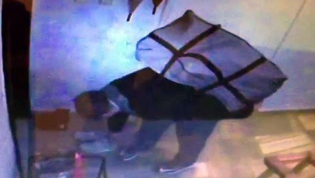 Reyondan ürün seçer gibi beğendiği ayakkabıları çaldı! Binadakiler ona Tosuncuk diyor