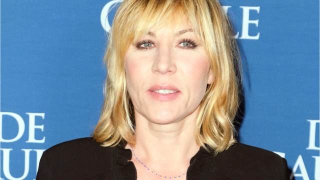 FEMME ACTUELLE - Mon ami qui me manque tellement : Mathilde Seigner bouleversée sur la tombe d'Yves Renier