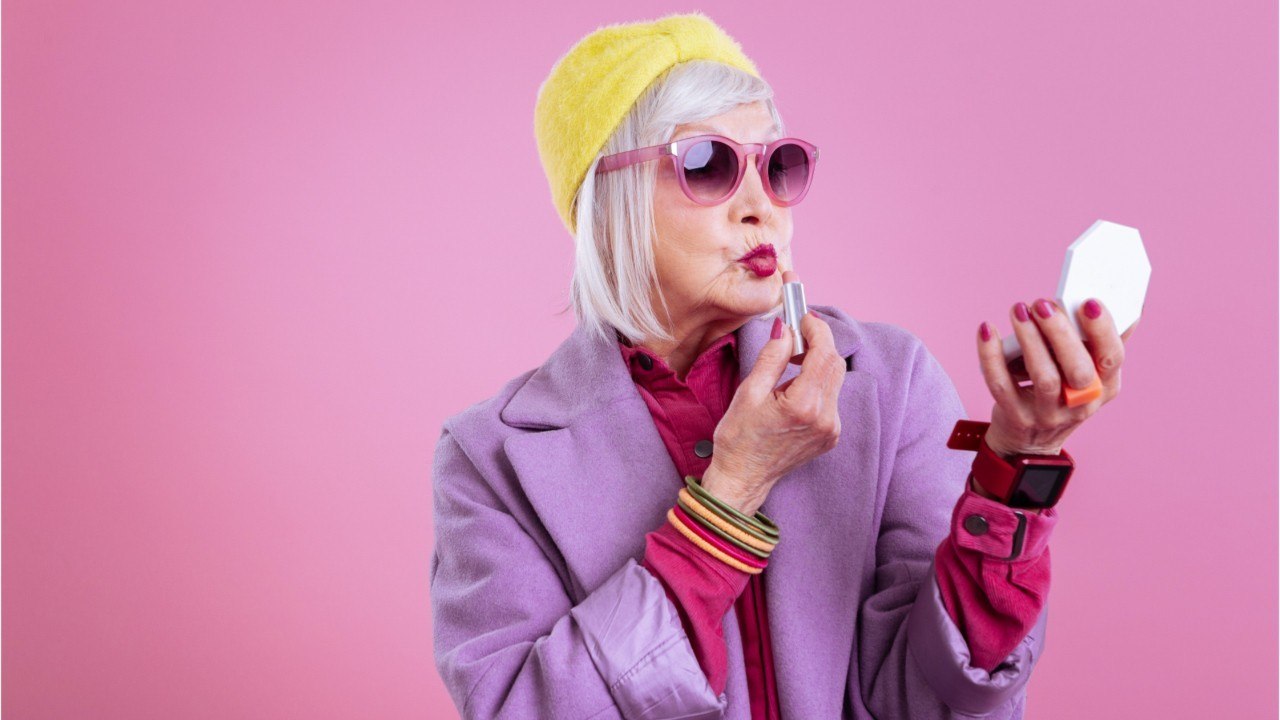 FEMME ACTUELLE - Maquillage : 5 erreurs à éviter après 50 ans