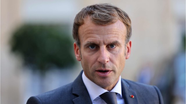 FEMME ACTUELLE - Emmanuel Macron victime d'un jet d'œuf : ce qu'il s'est réellement passé