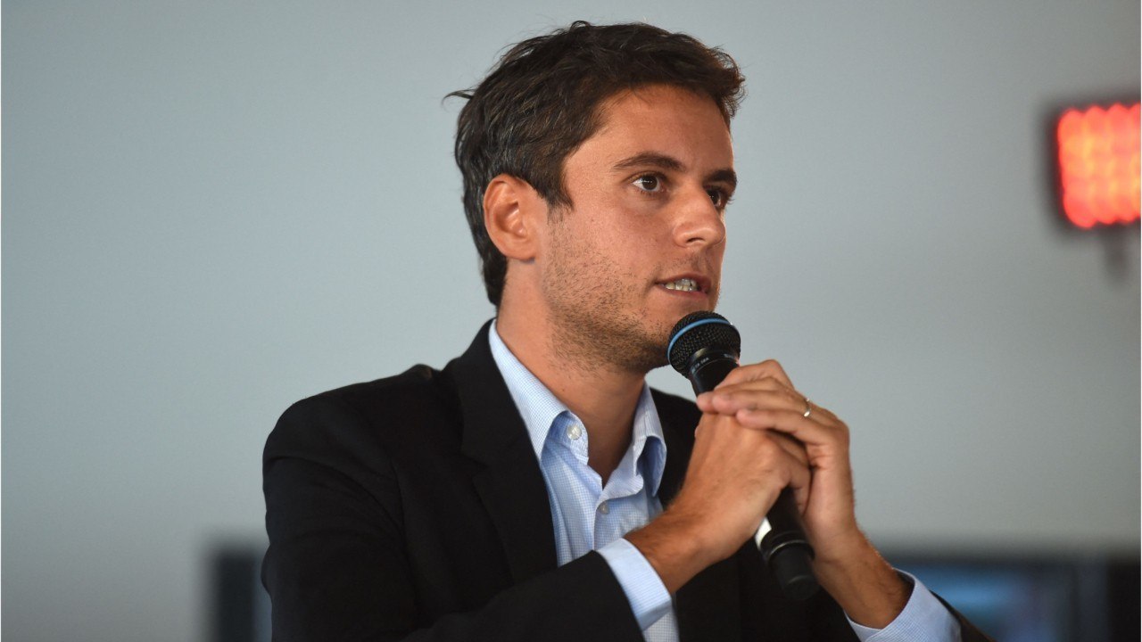 FEMME ACTUELLE - Covid-19 : pourquoi le gouvernement envisage un pass sanitaire local ? Gabriel Attal répond
