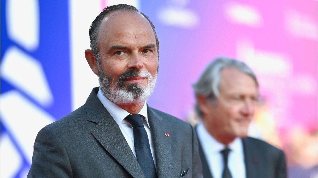 FEMME ACTUELLE - Edouard Philippe, cible de moqueries pour sa barbe blanche : "On peut vous comparer à un chien"