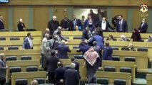 كلمة «أردنيات» تشعل البرلمان الأردني.. مشادات وعراك بالأيدي لدى مناقشة التعديلات الدستورية