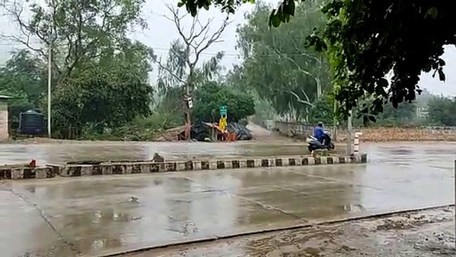 बारिश व सर्दी से जनजीवन प्रभावित, ठिठुरे लोग