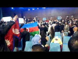 المشاركون يرفعون أعلام بلدانهم في منتدى شباب العالم