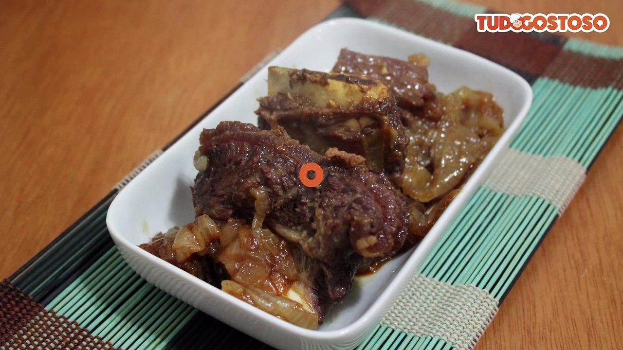 Costela de boi na panela de pressão cozida na cebola