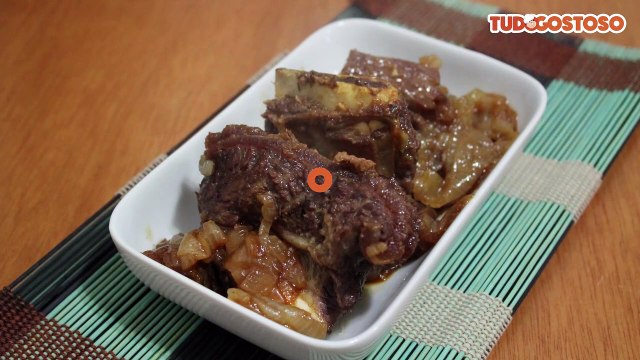 Costela de boi na panela de pressão cozida na cebola