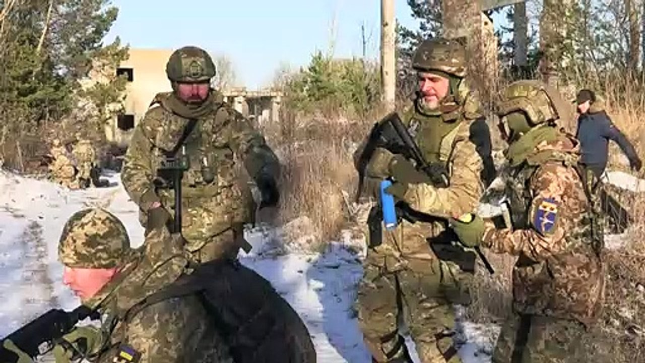 أوكرانيا تدّرب مدنيين لمواجهة غزو روسي محتمل