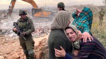 Filistin'de İsrail güçleri, evlerin yıkımını durdurmak isteyen kadınlara saldırdı