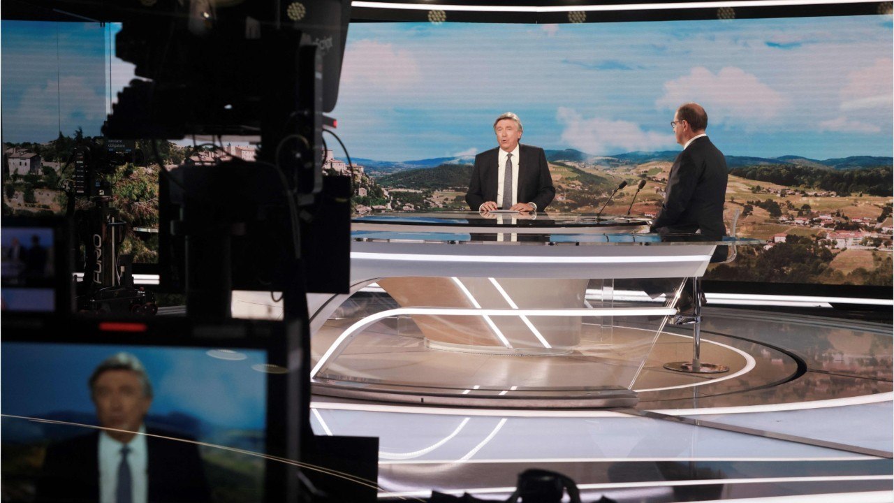 FEMME ACTUELLE - Jacques Legros en larmes : le journaliste bouleversé par une annonce lors du "JT de 13h"