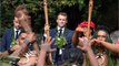 FEMME ACTUELLE - Emmanuel Macron, recouvert de colliers de fleurs en Polynésie : une parodie fait le tour du monde