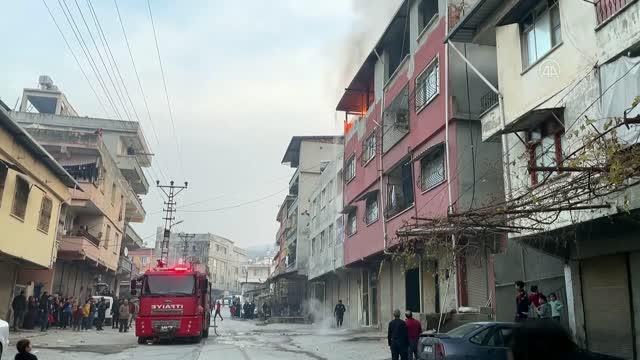 Son dakika haberleri: Apartmanın çatı katında çıkan yangın söndürüldü