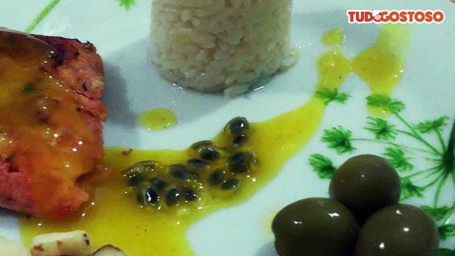 Salmão grelhado com molho de maracujá