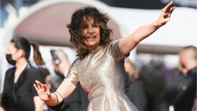 FEMME ACTUELLE - Valérie Lemercier en famille à Cannes : pourquoi elle a tenu à monter les marches avec ses sœurs