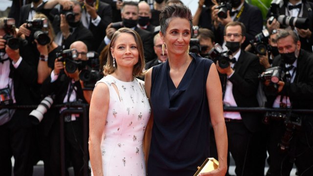FEMME ACTUELLE - Cannes 2021 : Jodie Foster ultra-complice avec son épouse Alexandra Hedison sur le tapis rouge