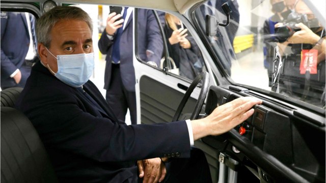 FEMME ACTUELLE - Présidentielle 2022 : Xavier Bertrand critiqué et moqué après être monté dans une voiture siglée “Présidence de la République”