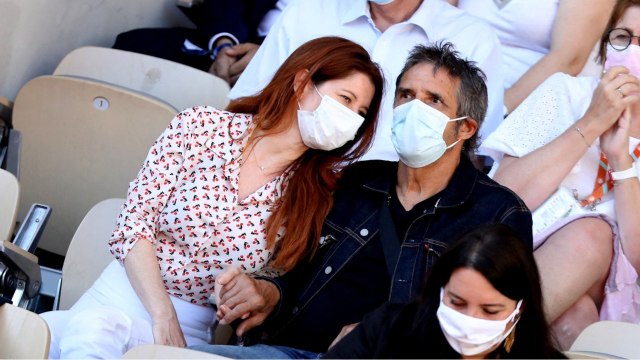 FEMME ACTUELLE - Julien Clerc et sa femme Hélène amoureux et complices dans les coulisses de Roland-Garros