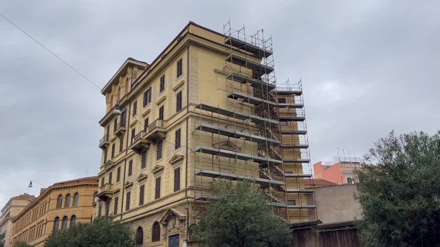 Cade da un'impalcatura, muore un operaio in centro Roma