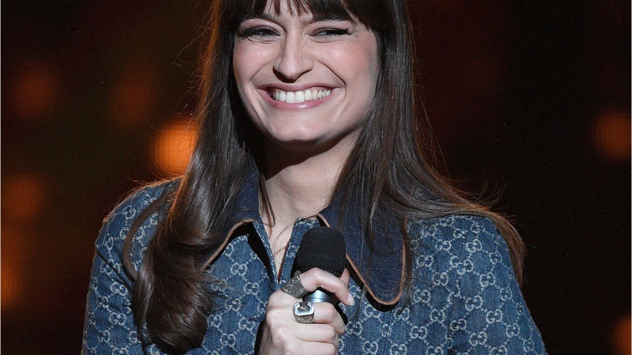 FEMME ACTUELLE - Benjamin Biolay, Julien Doré… Clara Luciani réagit avec humour aux rumeurs sur ses amours
