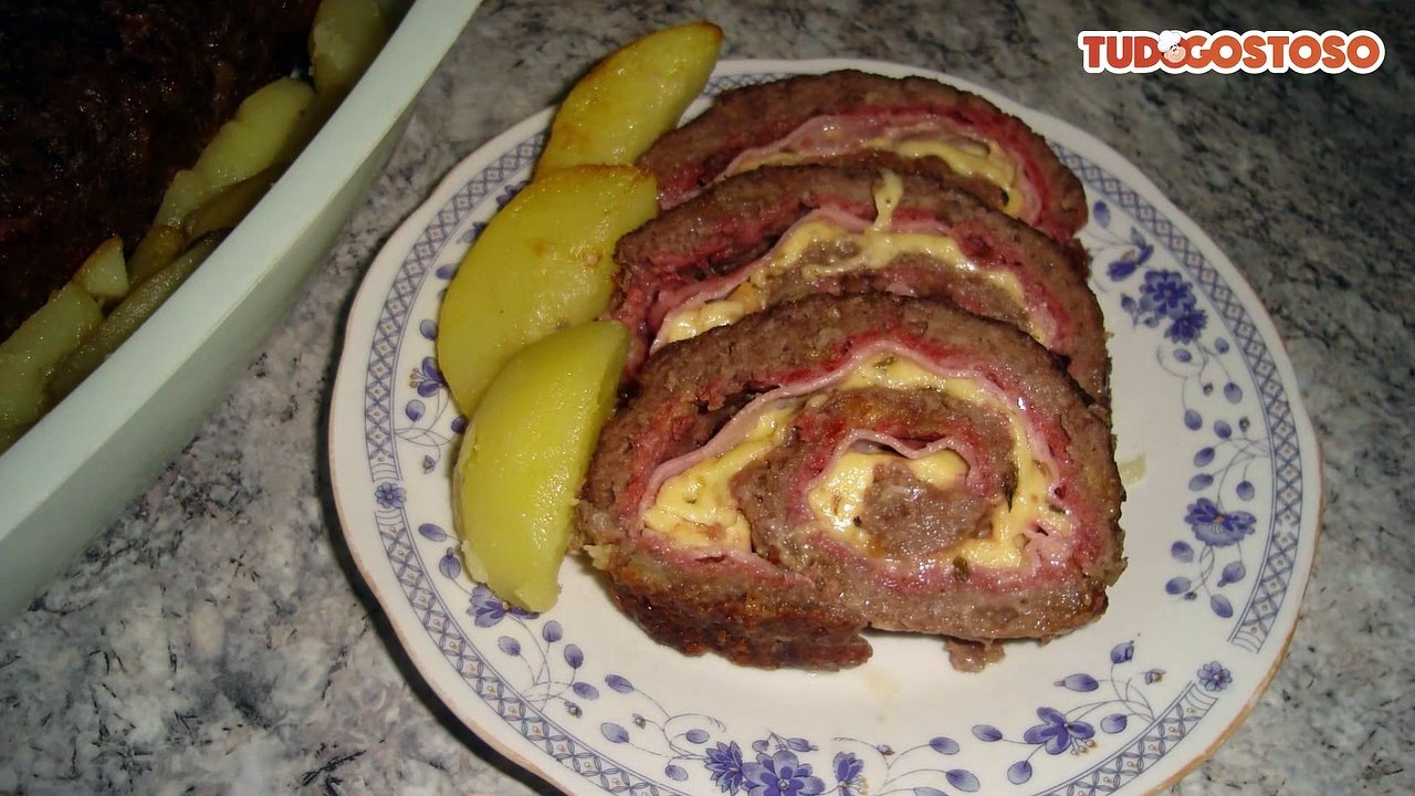 Rocambole de carne moída com queijo e presunto