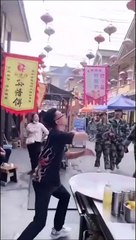 Ce cuisinier de rue est aussi un sacré artiste...