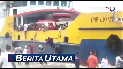 KMP Layur Dihempas Gelombang Tinggi, Para Penumpang Panik Berusaha Selamatkan Diri