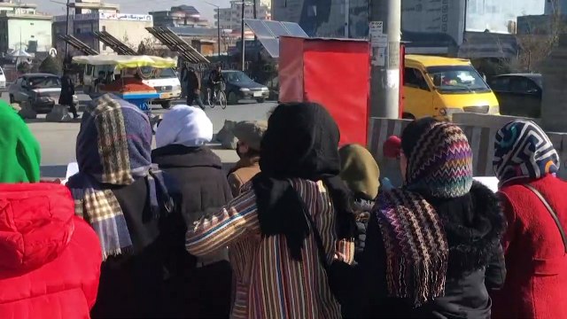 عشرات النساء يتظاهرن ضد الآلة الإجرامية لطالبان في أفغانستان