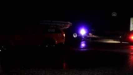 KIRKLARELİ - Akıntıya kapılan otomobilin tavanına çıkan iki kişi kurtarıldı