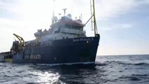 Un barco alemán, con más de 440 migrantes rescatados, espera atracar en puerto seguro