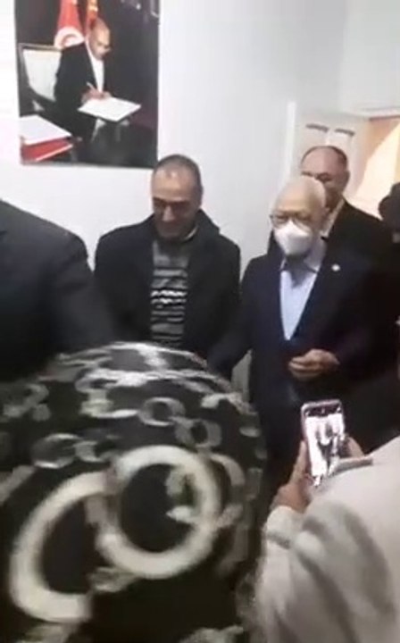 راشد الغنوشي يزور المضربين عن الطعام في مقر اعتصام مواطنون ضد الانقلاب