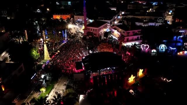 Şarkıcı Tan Taşçı, yılbaşı şenliği kapsamında Bodrum'da konser verdi