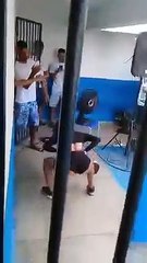 Mulher rebola ‘até o chão’ em show de funk em cadeia; veja