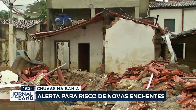 Cidades estão em alerta por causa do nível crítico das barragens. Muitos locais seguem alagados e a água ainda pode subir.