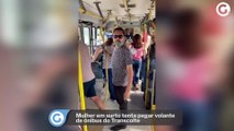 Mulher em surto tenta pegar volante de ônibus do Transcol