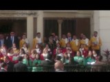البابا تواضروس يوزع النوت الغنائية على أطفال الكورال ويغني معهم