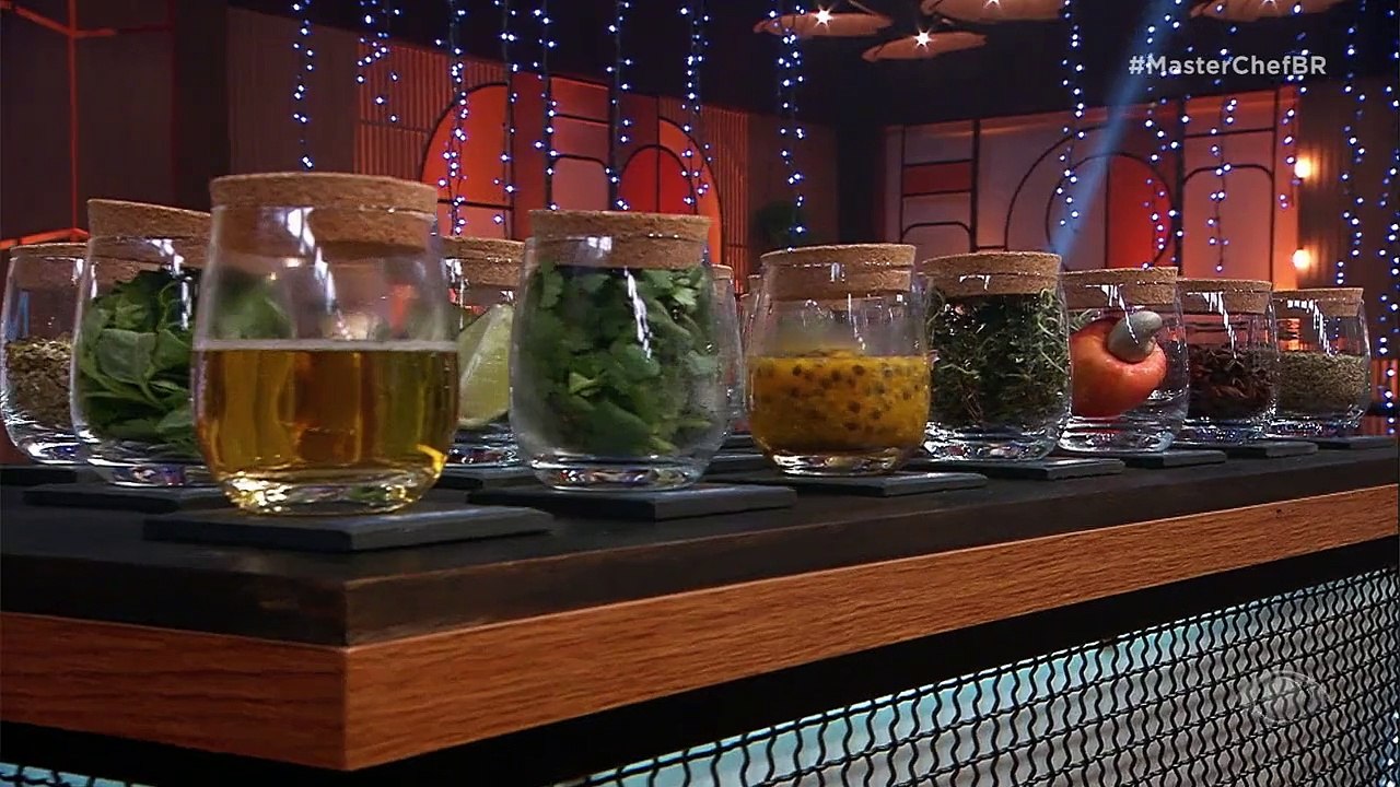 Os influenciadores digitais encararam o desafio dos aromas. Vendados, eles tiveram que acertar através do olfato quais os ingredientes escolhidos pelos chefs para o desafio.