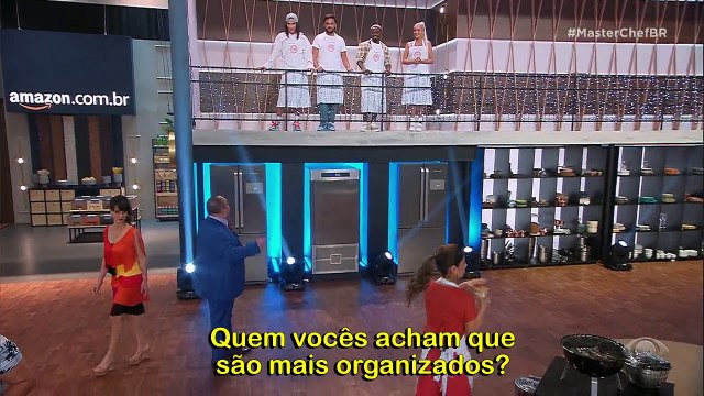 Sem nunca ter pisado numa cozinha, o cantor Gustavo Mioto ficou perdidinho no MasterChef, enquanto Paula Fernandes colocou a mão na massa.