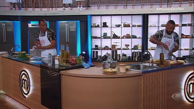 O influenciador viu que a cantora estava usando muitos utensílios da cozinha e acabou fazendo uma brincadeira com a situação.