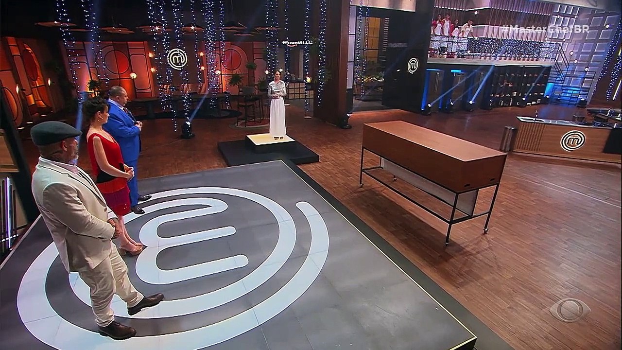 Como fim de ano é tempo de reunir a família, a cozinha do MasterChef reuniu Ronnie Von e Leda Nagle com os filhos Leo Von e Duda Nagle.