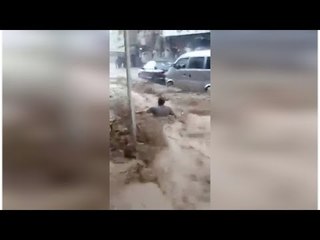 سيول وسيارات غارقة  مشاهد مرعبة للطقس السيئ في لبنان