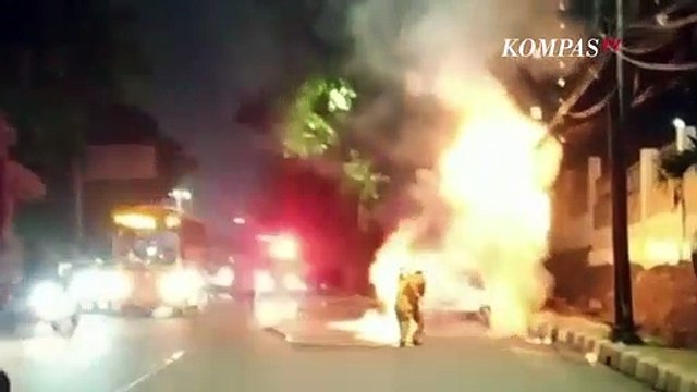 Semalam, Angkot M20 Terbakar Hebat di Jalan TB Simatupang, Cilandak, Jakarta Selatan